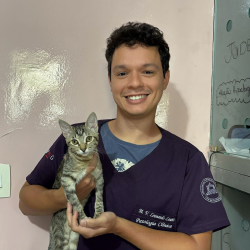 Dr. Leonardo Loures
